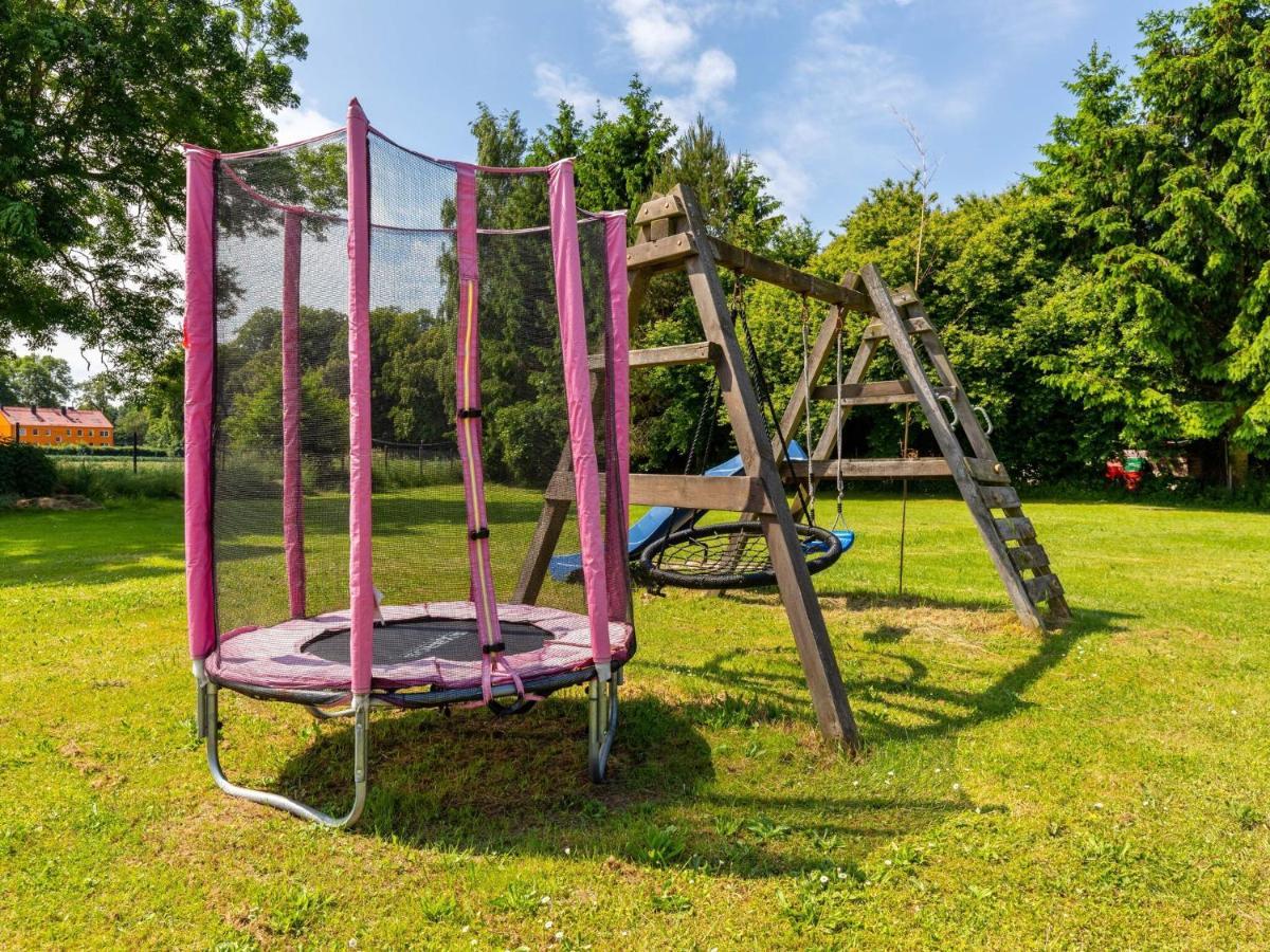 Snug Holiday Home In Divitz Spoldershagen Near Skydiving Exterior photo